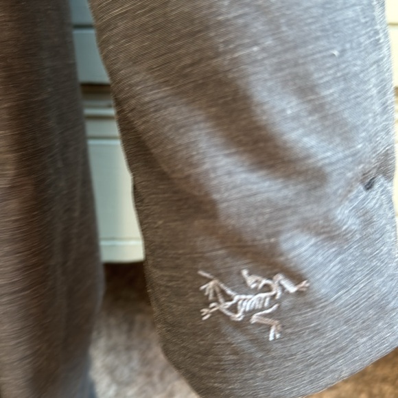 EUC Women’s Arcteryx mid-length - Picture 2 of 7